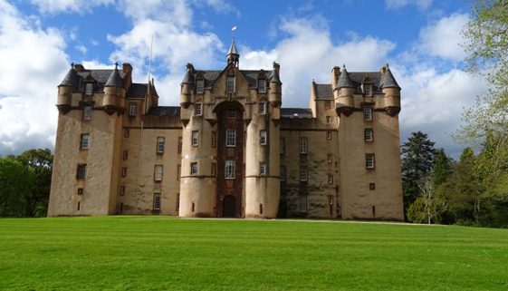 Fyvie castle south facade meldrum tower at left scotiana 2015